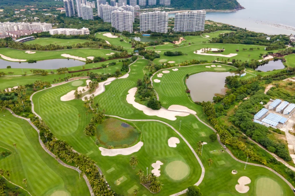 A graphic illustrating key strategic principles used by famous golf architects, such as central bunkering and wide fairways