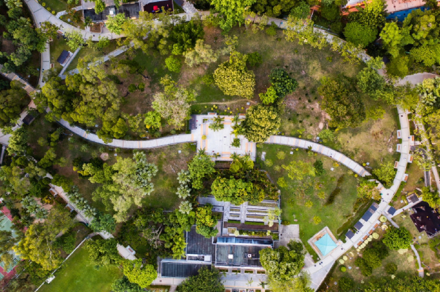 An aerial view showing the strategic routing of a golf course designed to maximize residential property frontage.